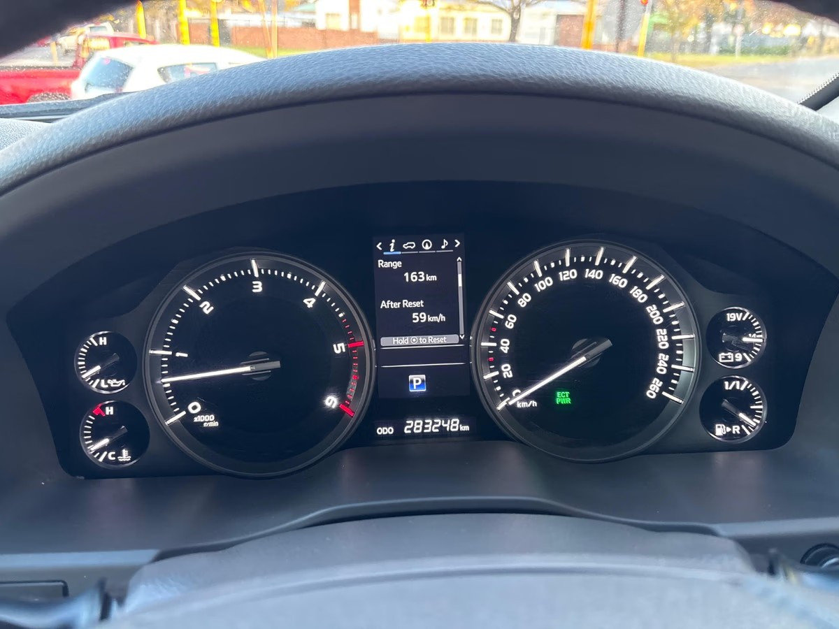 Toyota Land Cruiser 200 2018 (6)